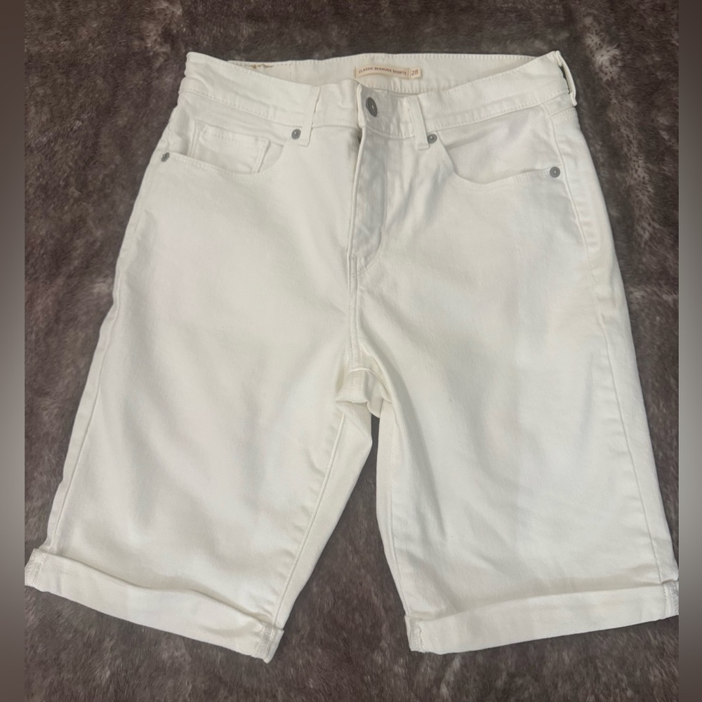 Women Levi's white Bermuda shorts